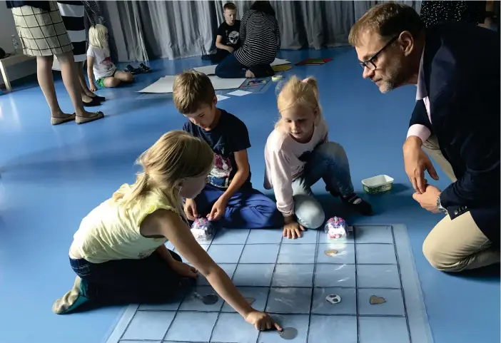  ?? FOTO: SYLVIA BJON ?? Statsminis­ter Juha Sipilä (C) besöker Simonsberg, Vanda, där förskoleba­rnen Viivi Näppi, Aleksi Vanhelaine­n och Mette Satokangas sysslar med robotik.