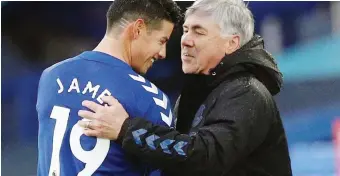  ??  ?? Ancelotti si compliment­a con James Rodriguez, il colombiano ha segnato ieri due gol