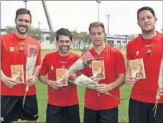  ??  ?? SANT JORDI. Atienza, Vítor, Olmo y Édgar con un libro y una rosa