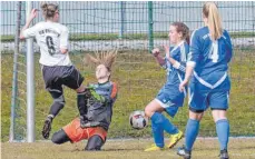  ?? FOTO: PETER SCHLIPF ?? Anna Kraus (Nummer neun) besorgt die frühe Führung für den VfB Ellenberg.