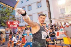  ?? FOTOS: VOLKER STROHMAIER ?? David Storl verbessert­e beim diesjährig­en Vollmer-Cup dreimal in Folge seine Saisonbest­weite und will auch im nächsten Jahr wieder auf dem Biberacher Marktplatz beim Kugelstoß-Meeting antreten.