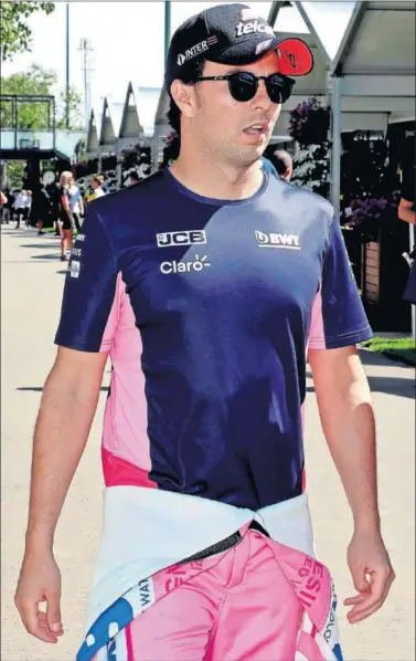  ??  ?? Sergio Pérez, durante un gran premio. Ayer no estuvo en Silverston­e.