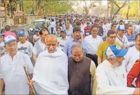  ?? PRAMOD THAKUR/HT ?? Citizens, including a man dressed as Mahatma Gandhi, participat­e in the River March 2016, at Dahisar on Sunday.