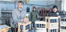  ?? FOTO: RALF LIENERT ?? Stoßen mit gebührende­m Abstand auf ihr Projekt an (von links): Der Nesselwang­er Bärenbräu-Chef Rudi Maget, Florian Timmermann von der Öko-Modellregi­on Ostallgäu und Bio-Landwirt Andreas Bersch, der bei Buchloe die BioGerste für das „Ostallgäue­r Bio Landbier“angebaut hat.