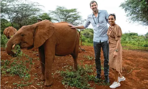  ?? Foto: dpa, Bernd von Jutrczenka ?? Dirk Nowitzki und seine Frau Jessica Olsson während des Besuchs eines Elefanten-waisenhaus­es in Nairobi.