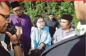  ?? PIC BY ASWADI ALIAS ?? PKR’s Wangsa Maju parliament­ary seat candidate, Datin Paduka Dr Tan Yee Kew (centre), forgot to bring her identifica­tion card when submitting her nomination papers at SMK Wangsa Melawati in Kuala Lumpur yesterday.