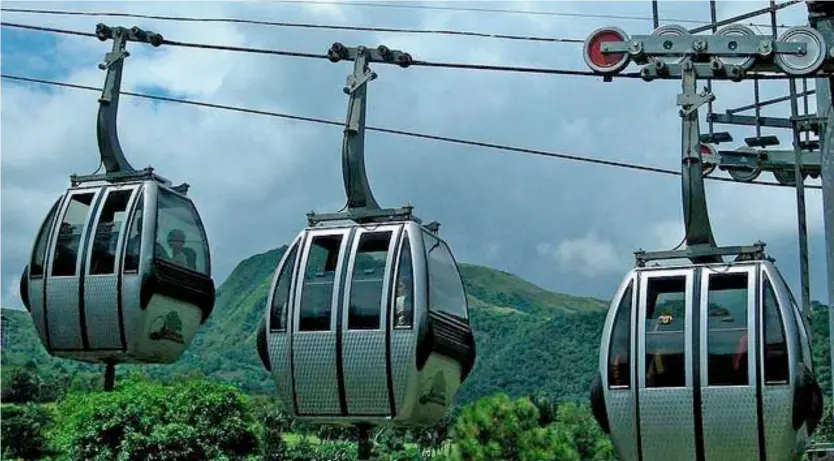  ??  ?? CABLE cars, like these ones being used in a golf course in Tagaytay, may soon become a daily fare for commuters in Metro Manila.