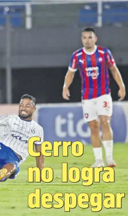  ?? ?? Cristian Amarilla (30) se arroja al suelo para intentar cortar el avance del delantero cerrista Fernando Fernández (32).