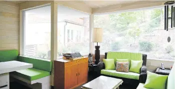  ?? PHOTOS: KATHERINE FREY/THE WASHINGTON POST ?? A screened-in porch is one of many outdoor features of the “floating” home, which features abundant windows to pull in the light.