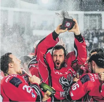  ?? PICTURES: ALAN STORER ?? James Ferrara lifts the EPL play-off trophy three years ago.