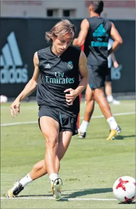  ??  ?? EL EJE DEL EQUIPO. Modric, en el entrenamie­nto de ayer en UCLA.