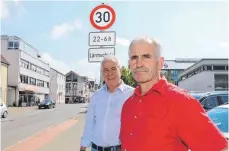  ?? FOTO: GERD MÄGERLE ?? Tempo 30 nicht nur auf wenigen, sondern auch allen Straßen der Biberacher Innenstadt wünschen sich Peter Schmid (l.) und Josef Weber von der GrünenGeme­inderatsfr­aktion.