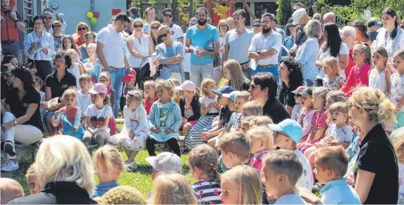  ?? FOTOS: RENATE HABERMAAS ?? Viele Besucher feiern mit dem Kindergart­en den Festgottes­dienst anlässlich seines 100-jährigen Bestehens.