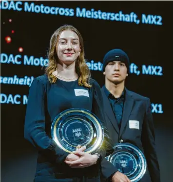  ?? Foto: Flo Huber/ADAC Südbayern ?? Motocross-Erfolgsfah­rerin Jasmin Kluschak wurde bei der Sportlereh­rung 2023 des ADAC Südbayern ausgezeich­net.