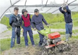  ?? Foto: Unai Beroiz ?? Jóvenes, trabajando en un taller en Ilundain.