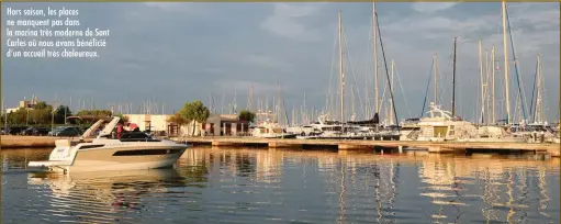  ??  ?? Hors saison, les places ne manquent pas dans la marina très moderne de Sant Carles où nous avons bénéficié d’un accueil très chaleureux. Le Musclarium, situé à moins d’un mille de Sant Carles de la Rapita au milieu des parcs à huîtres et à moules de la baie des Alfacs, est un restaurant accessible uniquement en bateau. Il est très prisé l’été pour la fraîcheur de ses produits et le dépaysemen­t qu’il procure.