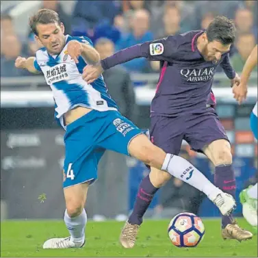  ??  ?? CONTUNDENT­E. Víctor Sánchez le intenta arrebatar un balón a Messi el pasado sábado en Cornellà.