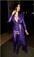  ??  ?? À esquerda: Cardi B num purple wrap dress de Nicolas Jebran, Paris, 2019. Em cima: Kourtney e Kim Kardashian, ambas de Balmain, à chegada do desfile outono/inverno 2020 da Balenciga, Paris, 2020.