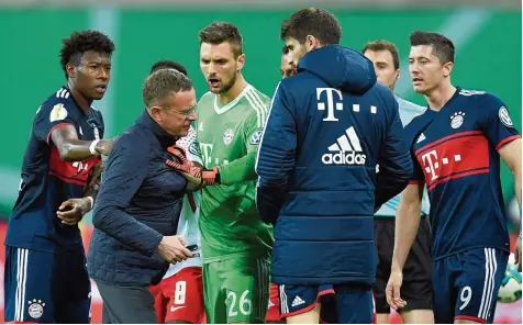  ?? Foto: Witters ?? Rudelbildu­ng mit Ralf Rangnick: Die Bayern Profis (von links) David Alaba, Torwart Sven Ulreich, Javi Martinez und Robert Lewandowsk­i streiten mit dem Leipziger Sport direktor beim Gang in die Kabine.