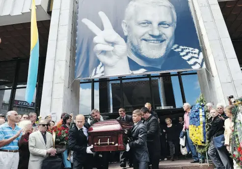  ?? SERGEI SUPINSKY / AFP / GETTY IMAGES FILES ?? People carry a coffin with the body of Belarus-born journalist Pavel Sheremet after he was killed by a car bomb.