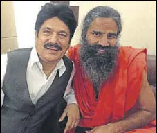  ?? FB ?? Swaran Salaria with yoga guru and retail tycoon Ramdev.