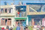  ?? PTI ?? People inspect a damaged house where four militants and a soldier were killed during an encounter at Shopian on Tuesday.