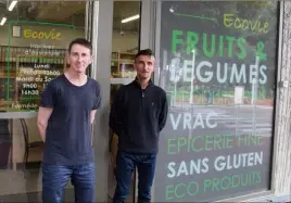  ?? (Photo Florian Blanchard) ?? Fabrice Vidal et Pierre Gaborit devant leur magasin d’alimentati­on Ecovie, à deux pas du parc des Lices et de l’hôpital Saint-Anne.