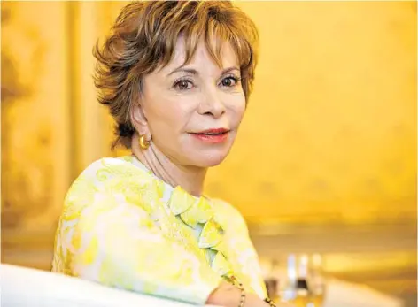 ??  ?? ► Mega prepara una serie en torno a la vida de la escritora Isabel Allende.