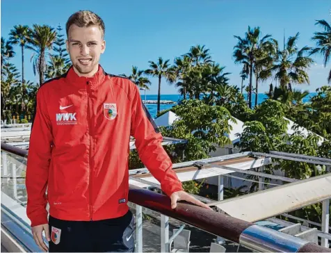  ?? Foto: Klaus Rainer Krieger ?? Im Trainingsl­ager in Marbella schöpft FCA Innenverte­idiger Marvin Friedrich Hoffnung, dass er nach seinem Hüftleiden bald wieder richtig fit ist. Im Testspiel gegen AZ Alk maar konnte er bereits 25 Minuten spielen.