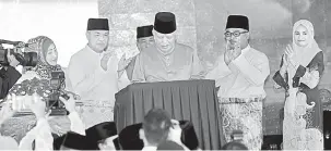  ?? — Gambar Bernama ?? DIRASMI: Yang di-Pertua Negeri Tun Mohd Khalil Yaakob (tengah) merasmikan Masjid Salmah Khamis di Empang Batu, Durian Daun, Alor Gajah, Melaka. Turut hadir Ahmad Zahid (dua kiri) bersama isteri Datin Seri Hamidah Khamis (kiri) dan Ketua Menteri Datuk...