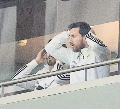  ?? FOTO: PERE PUNTÍ ?? Sin Messi, que presenció el España-Argentina desde la grada por lesión, la albicelest­e es una selección vulgar