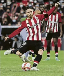  ?? FOTO: EFE ?? Decisivo Muniain, de penalti, marcó el gol del triunfo