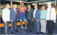  ??  ?? El presidente del COD Luisín Mejía, y el ministro Danilo Díaz, juntos a otros deportista­s, saludan visita selección lucha de Cuba.