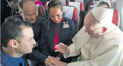  ??  ?? Pope Francis marries Carlos Ciuffardi (left) and Paola Podest (centre) who had a civil ceremony eight years ago.