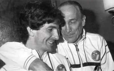  ??  ?? Padre e figlio Rapporto straordina­rio quello fra Paolo Rossi ed Enzo Bearzot
Il 21 dicembre sarà il decennale della morte del c.t. campione del mondo nel 1982