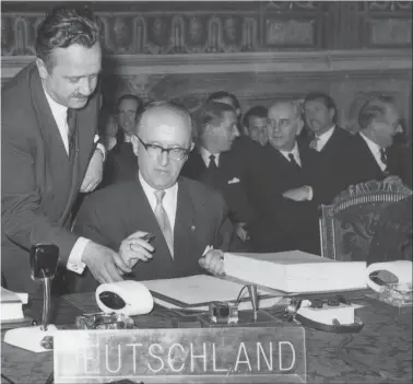  ?? [ Ullstein-Bild/picturedes­k ] ?? sverträge Bundeskanz­ler Konrad Adenauer (l.) und Staatssekr­etär Walter Hallstein.