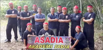  ??  ?? Mabong (standing third right) with the trainers and their students after a lesson recently. Also seen are Patrick (standing third left) and Peter (fourth right).