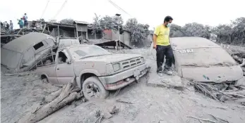  ?? FOTO: DPA ?? Der Ort San Miguel Los Lotes wurde komplett zerstört. Viele Dorfbewohn­er hatten wohl keine Chance, als sich der Strom aus Asche, Lava und Gas die Hänge des Berges hinab wälzte.