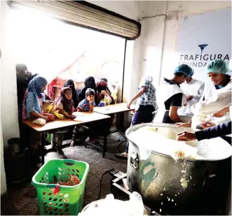  ??  ?? يمنيون ينتظرون الحصول على حصص غذائية مجانية تقدمها جمعية خيرية في صنعاء أمس األول. (إ ب أ)
