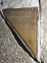  ?? Liz Hafalia / The Chronicle ?? This little plaque was on the sidewalk next to 1500 Sansome St. promising a surprise below.