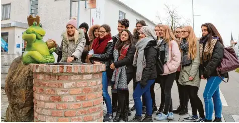  ?? Foto: Anja Ringel ?? Die türkische Lehrerin Fulya Urcan Colak (links) wünscht sich etwas am Glücksbrun­nen des Café Müller. Die Austauschs­chüler aus Königsbrun­n, Litauen und der Türkei schau en ihr dabei zu.