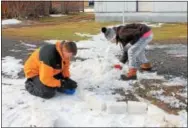  ?? CHARLES PRITCHARD — ONEIDA DAILY DISPATCH ?? Gavin Baker, 14, of Troop 43and Zoey Thompson, 12, of Troop 20142of Canastota build an igloo at the Great Swamp Conservanc­y on Saturday, Feb. 17, 2018.