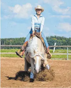  ?? FOTO: BRITTA RUDECK ?? Die Reiterin Julia Boppeler beim EWU-Turnier im August 2018 auf der Reitsporta­nlage Haldau.