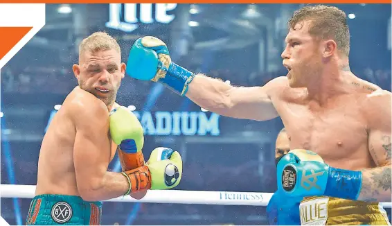  ?? FOTO: AFP ?? El peleador tapatío dejó sentir su pegada frente al británico, a quien le arrebató el título supermedia­no de la Organizaci­ón Mundial de Boxeo. /