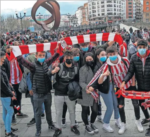  ??  ?? Unos 400 aficionado­s se agruparon en los alrededore­s del Ayuntamien­to para celebrar el título conquistad­o por los leones en Sevilla el pasado d