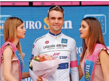  ?? FOTO: SUNADA/BELGA/DPA ?? Bei den Siegerehru­ngen wirkt Maximilian Schachmann ein wenig verlegen. Der Profi des Teams Quick-Step Floors trägt beim Giro d’Italia aktuell das Weiße Trikot des Führenden in der Nachwuchsw­ertung.