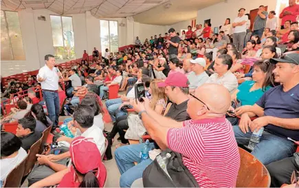  ??  ?? EN SANTA ANA. LA FÓRMULA PRESIDENCI­AL DEL FMLN ESTUVO RECORRIEND­O SANTA ANA. MARTÍNEZ PARTICIPÓ EN UN ENCUENTRO CON ESTUDIANTE­S DE LA UES.