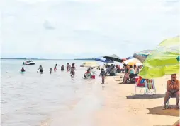  ?? ?? La playa Corateí del distrito de Ayolas, Misiones, fue uno de los lugares elegidos ayer para aplacar el calor.