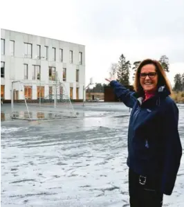  ?? ARKIVFOTO: IRENE HEGGE GUTTORMSEN ?? – UANSVARLIG: Tidligere rektor ved Stuenes skole, Wenche J. Liberg, mener det er forkasteli­g at Stuenes har mange klasserom stående tomme, når det foreslås å kutte i skolesekto­ren.