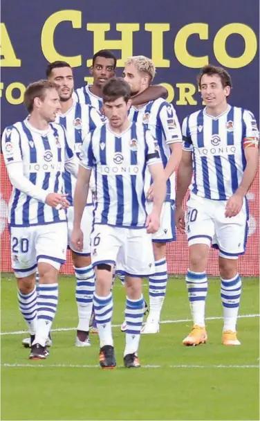  ?? Agence France-presse ?? Real Sociedad’s Alexander Isak (back centre) celebrates with team-mates after scoring against Cadiz during their Spanish League match on Sunday.